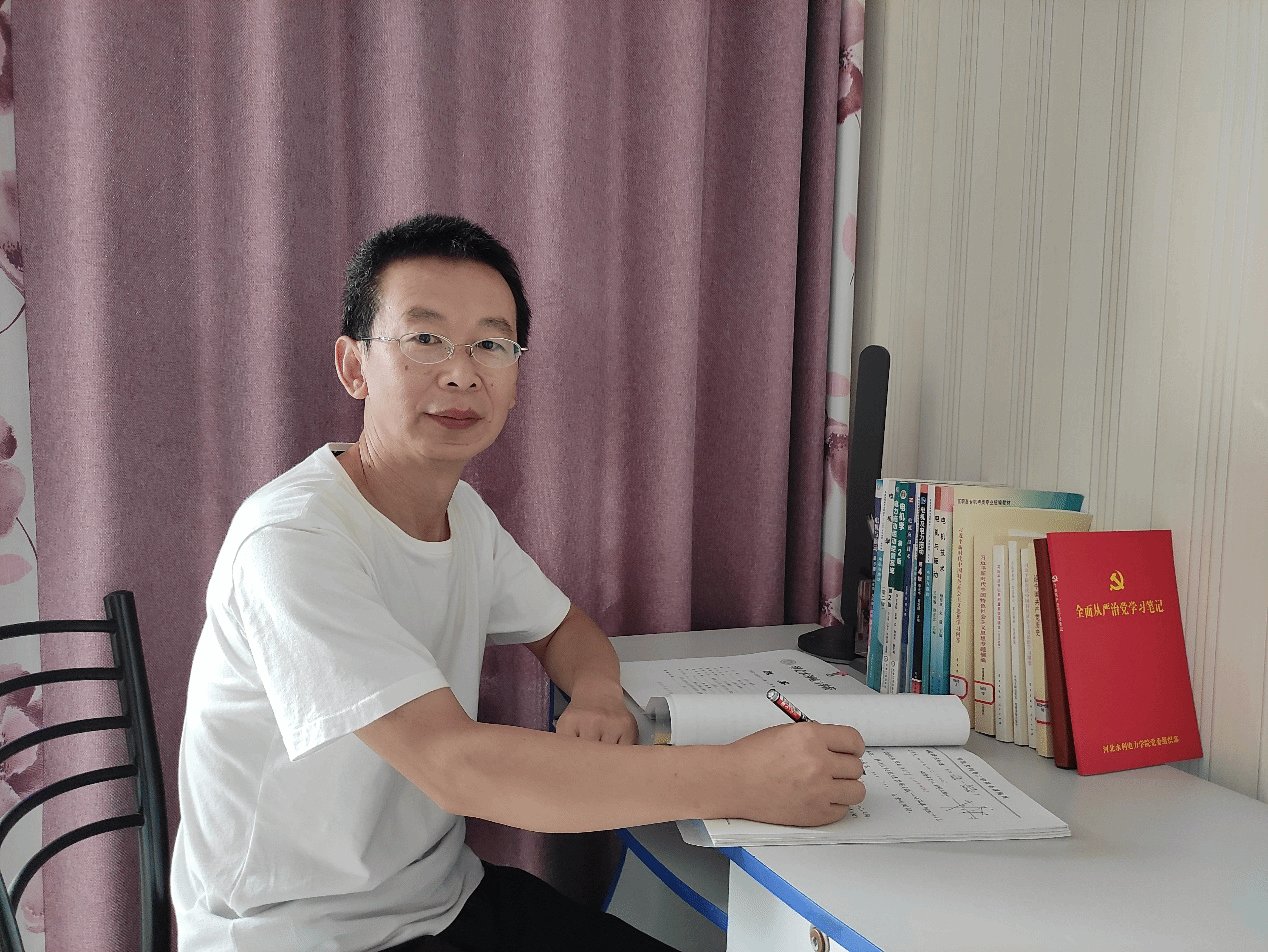 两次获得优秀共产党员荣誉称号